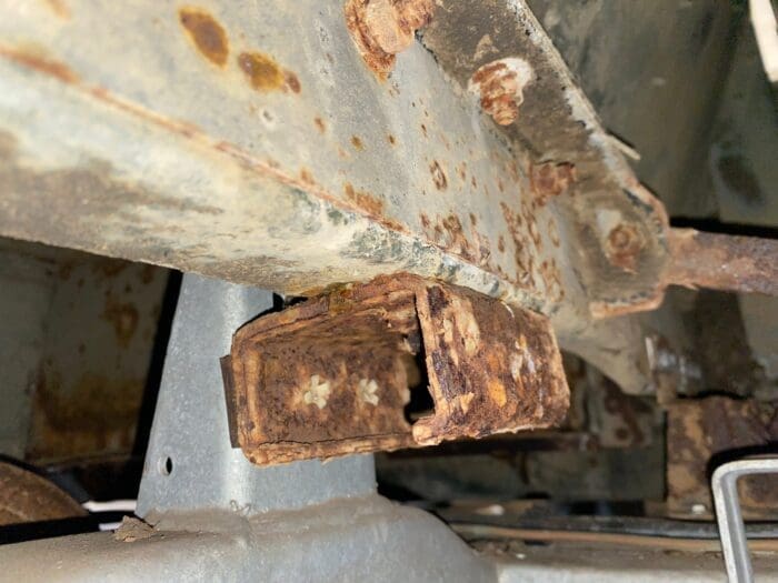 HDG Rear of Cab to Chassis Bracket & Rubber Mounting Spacer Pad - LR Defender 110/130 - Image 6