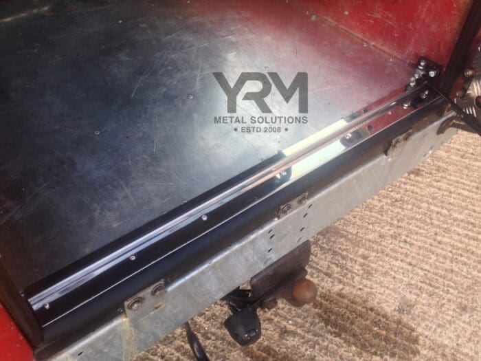 S/S Rear Safari Door Thresh & Rubber - LR Series 2/3 - Image 4